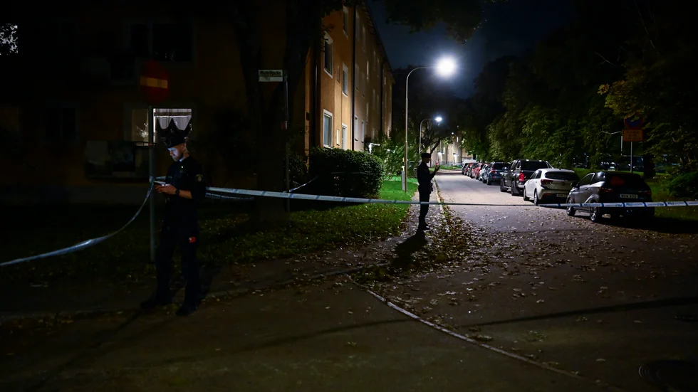 Flera polispatruller och en polishelikopter skickades till Råcksta efter skjutningen.