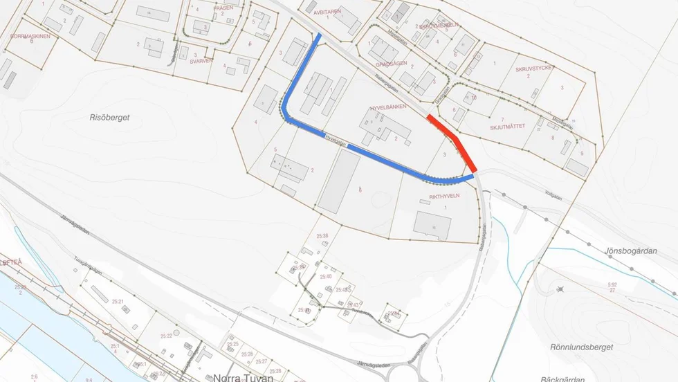 Risbergsgatan is closed off (red stretch). Traffic is being diverted via Hyvelgatan (blue line in the picture).