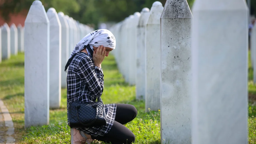 En bosniskt kvinna sörjer vid kyrkogården för offren för folkmordet i Srebrenica. Arkivbild.
