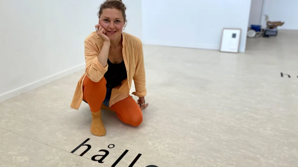 "Man får titta med nyfikna ögon" säger konstnären Cecilia Cissi Hultman, som medverkar i utställningen "I Vid Om Hav" i Katrineholms konsthall.