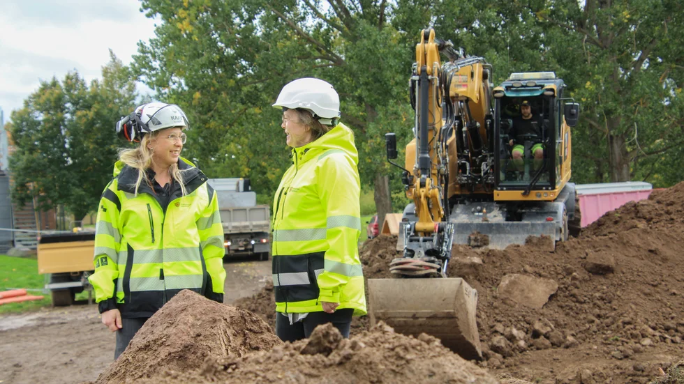 Linda Moström och Elna Hammarström på den blivande lekplatsen i Ekholmen. Vid årsskiftet ska det vara klart.