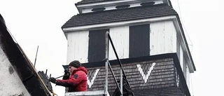 Takläcka och trämask i Hovs kyrka