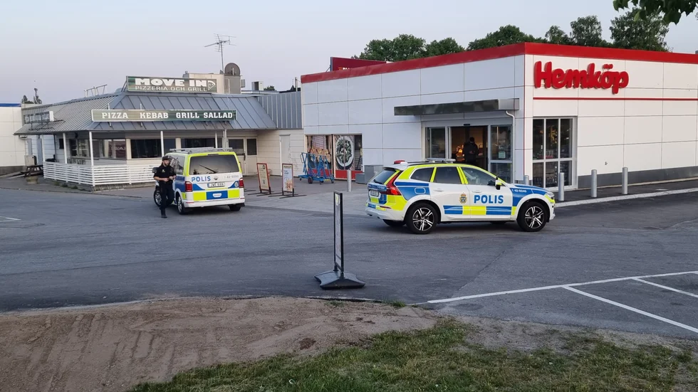 En misstänkt rånare kunde gripas i närheten av Hemköp, den andra greps senare. Nu åtalas de två männen vid Norrköpings tingsrätt.