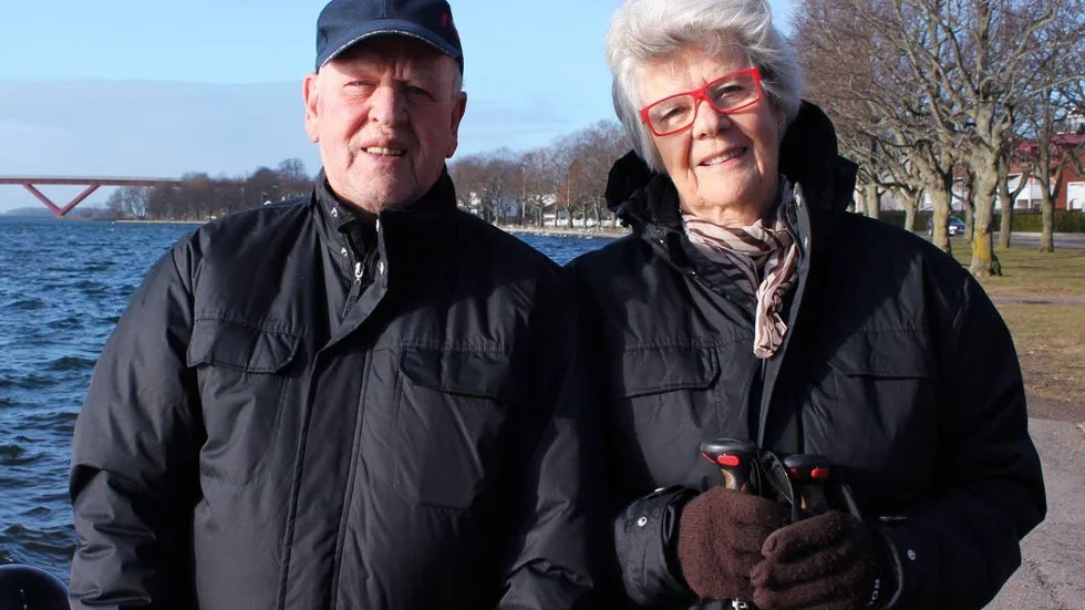 Hans och Birgitta är ute och går två gånger om dagen.