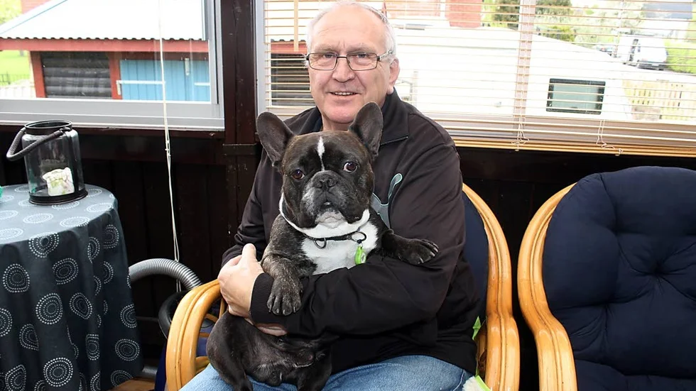 Husse. Rolf med hunden Svante. ”Han är döpt efter min pappa”, säger Rolf som varit Motalabo hela livet med undantag för fem år då han var militär och bodde i Linköping.