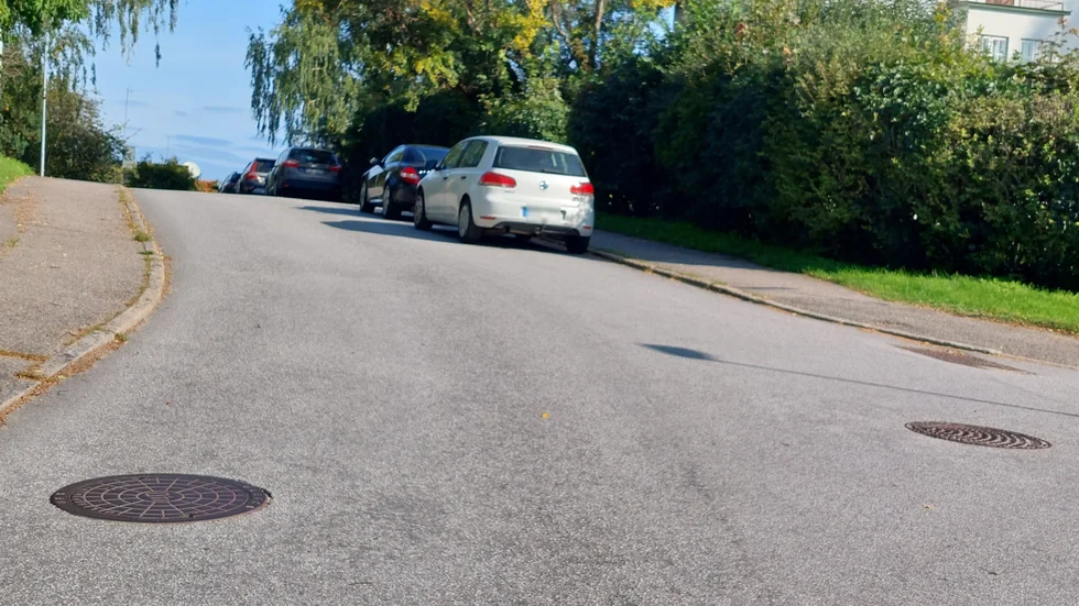 Bilar som parkerats i en backe med skymd sikt får en bilist att reagera. 