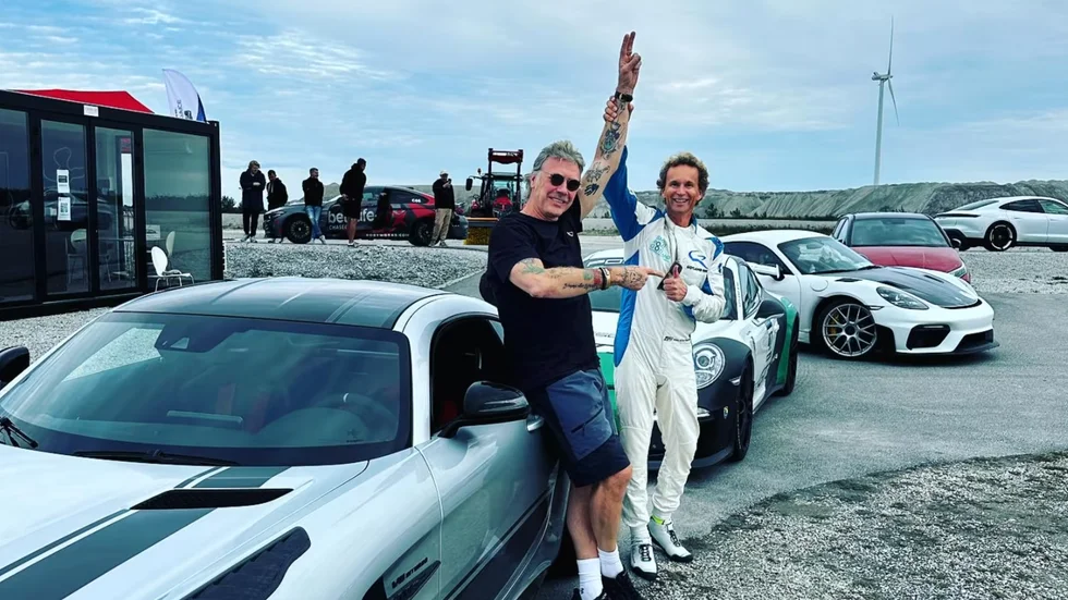 Mikael Persbrandt lyfter armen efter segern.