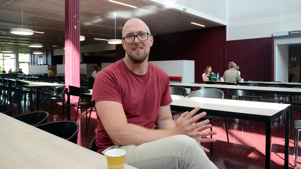 Läraren Markus Wässing anser att textroboten Chat GPT kan vara en assistent i klassrummet. "Man ska inte abdikera som lärare, men man kanske kan hjälpa elever ännu mer med hjälp av AI", säger han.