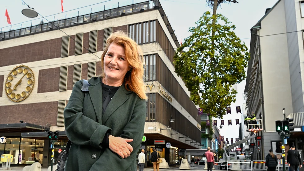 "Dö för dig/Slå rot" kallar Charlotte Gyllenhammar installationen i korsningen mellan Drottninggatan och Klarabergsgatan i Stockholm.