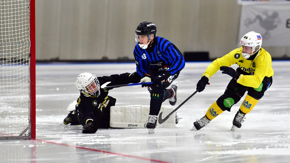Alexander Härndahl inleder målskyttet för Sirius mot gulklädda Broberg. Det hade inte ens gått två minuter när han gjorde målet.