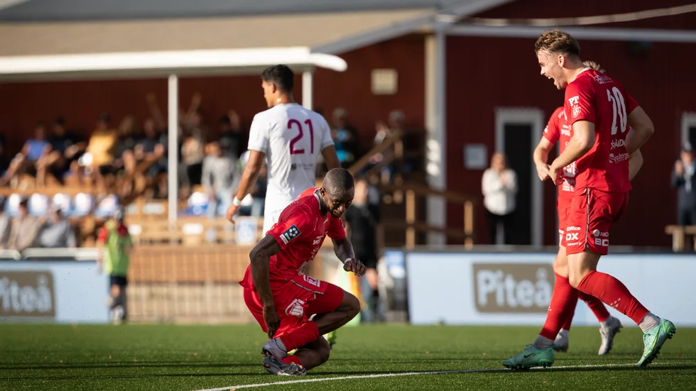 Bendik Brevik (20) jublar och är på väg att gratulera  Modoumatarr Mbye efter segermålet, 1-0.