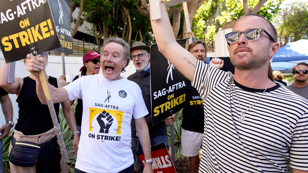 Skådespelarna Bryan Cranston och Aaron Paul, bland annat kända från tv-serien "Breaking bad" under skådespelarstrejken. Arkivbild.