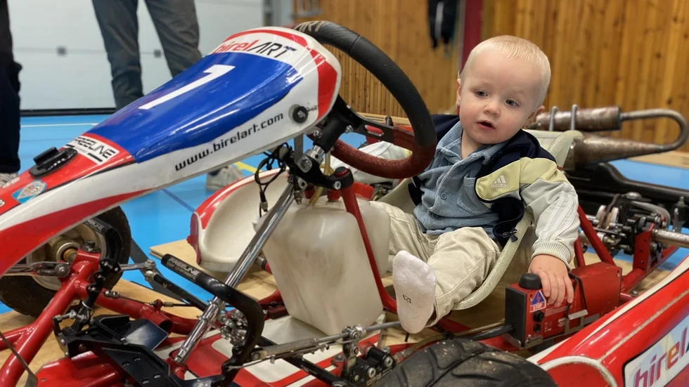 Bob Roitomaa fyller två år i februari och dras till bilar. Att upptäcka gokartarna som Katrineholms motorklubb ställde ut var en upplevelse. ”Han har massor av bilar hemma. Han har bara sett gokartar i miniformat förut, så han är ju överlycklig nu”, berättar mamma Frida Törnhjelm.