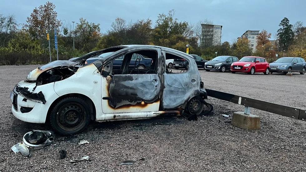 En bil började brinna på en parkering i Södra Ekkällan under natten.