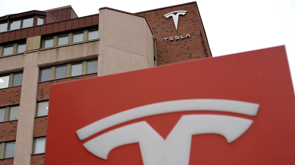 Förhandlingarna fortsätter. På bilden Teslas servicecenter i Upplands Väsby. Arkivbild.