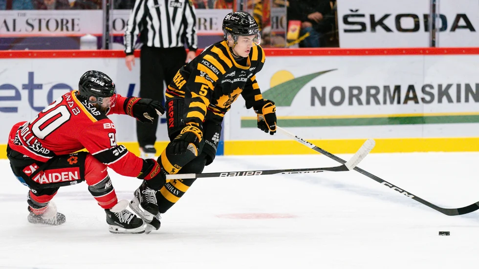 Jack Connolly i en närkamp med Axel Sandin Pellikka.