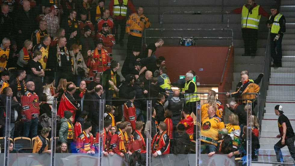 Det var upprört på bortastå när vakterna skulle tömma sektionen där Luleå Hockeys fans var.
