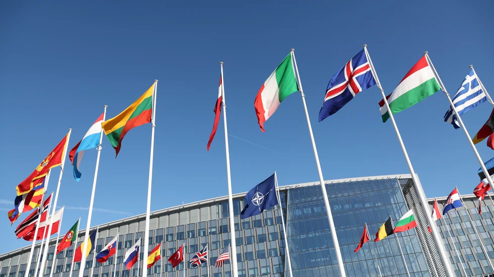 Att svenska flaggan nu hissas utanför Natos högkvarter är en viktig symbol för att Sverige har blivit ett säkrare land, menar skribenterna.