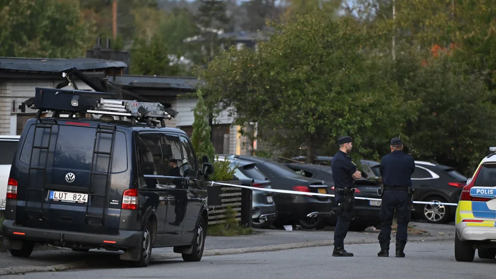 Polis och bombtekniker på plats efter explosionen i Huddinge.