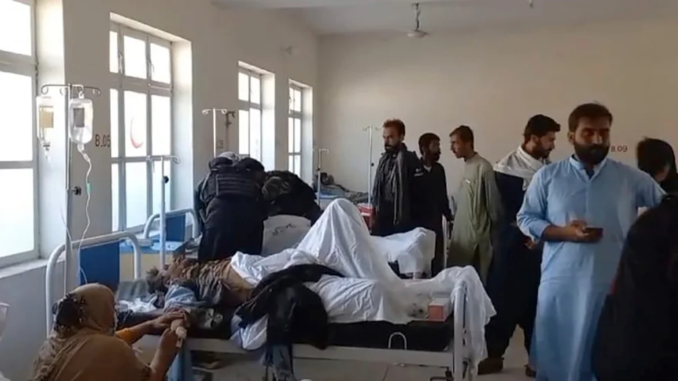 Skadade tas om hand på sjukhus i Mastung, nära Quetta i Pakistan, efter att en självmordsbombare sprängt sig vid en religiös procession.