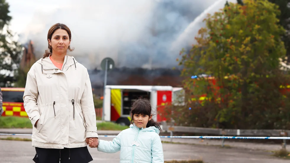 Avin Saleh och dottern Laniya, 3, bor i Årby och inte långt från moskén, som de besöker ibland. "Det som har hänt är väldigt tråkigt. Moskén är en helig plats och det här är känslosamt", säger Avin Saleh.