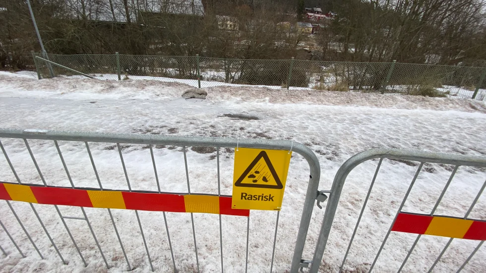I vintras spärrade man av ett stort område längs med ån. Nu ska problemen med rasrisken åtgärdas.