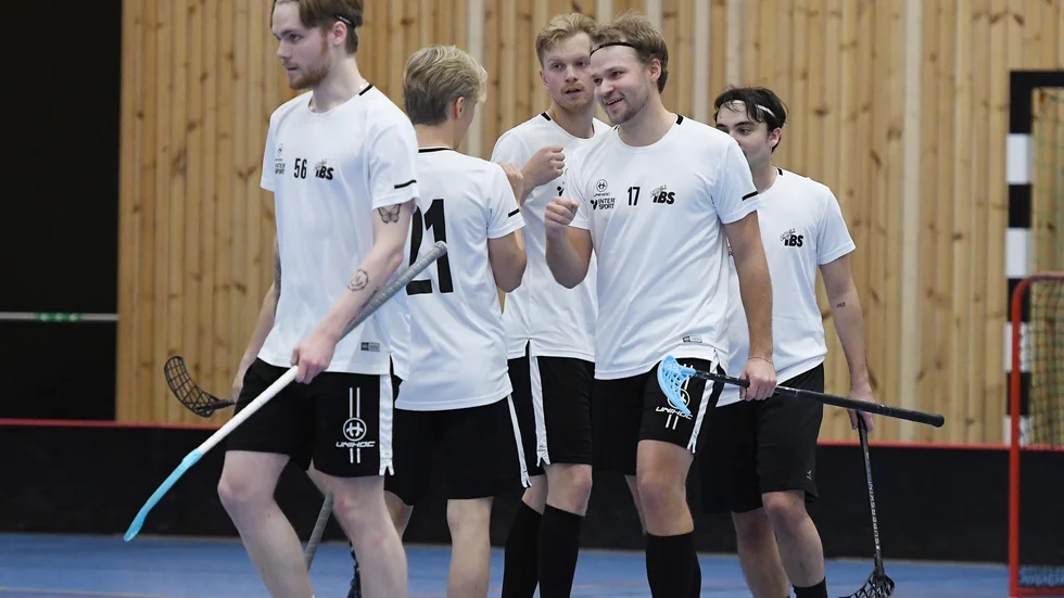 Bill Hedqvist, i mitten, gjorde fyra mål när Skellefteå IBS segrade mot FBC Moröbacke.