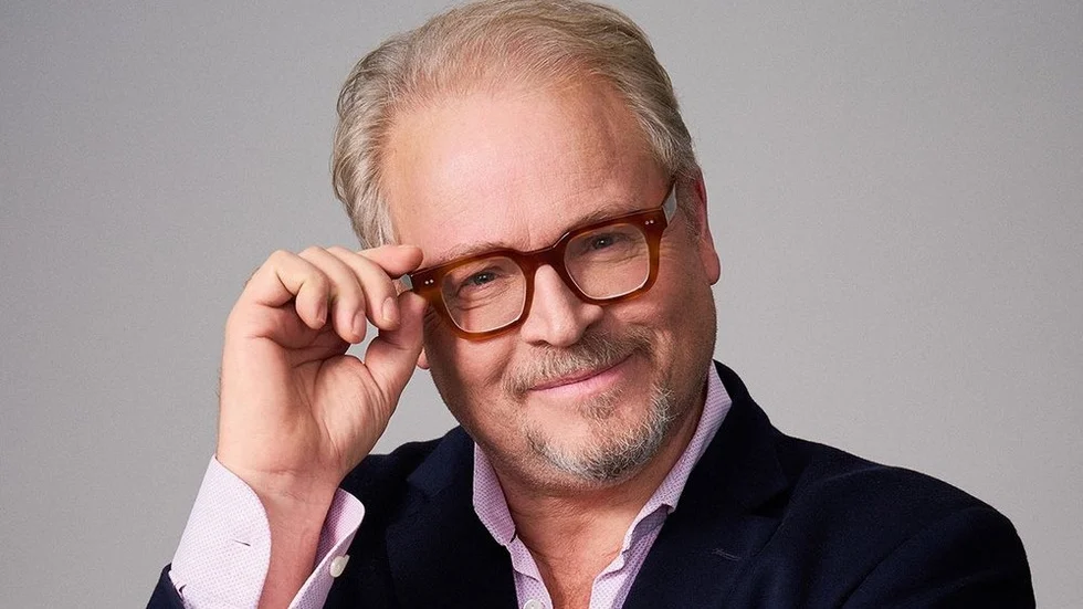 Fredrik Lindström är aktuell med sin nya föreställning "Dialektshowen".
