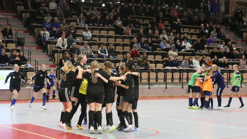 Glädje och sorg. Visby Bois jublar efter att ha vunnit straffläggningen medan P18 tröstar en olycklig straffskytt.