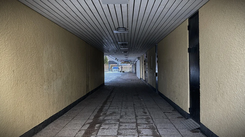 I den här tunneln vid Västerledstorg rånades pojken av maskerade gärningsmän.