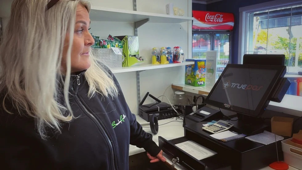 Kassaapparaten var öppen när medarbetaren Katarina Berglund kom till platsen efter inbrottet på Svanbygrillen i Tierp.