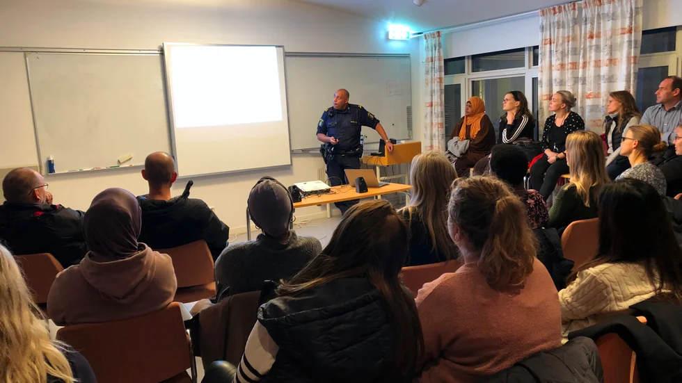Uppemot 50 föräldrar närvarade på Enköping kommuns trygghetsmöte som skulle rusta dem för livet som tonårsföräldrar och de risker deras barn kan möta i samhället. Kommunens plan är att mötena ska bli en årlig företeelse 