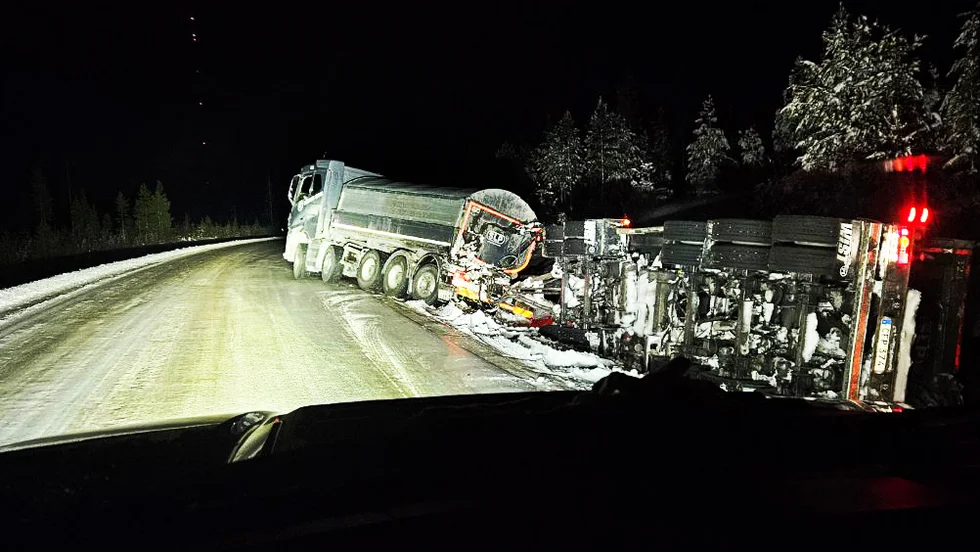 En malmbil åkte av vägen i Pajala under torsdagen. Till följd av halkan stälde Kaunis iron sedan alla sina lastbilar. ”Vi är inte nöjda med Trafikverkets halkbekämpning”, säger företagets logistikchef Nils-Johan Haraldsson.