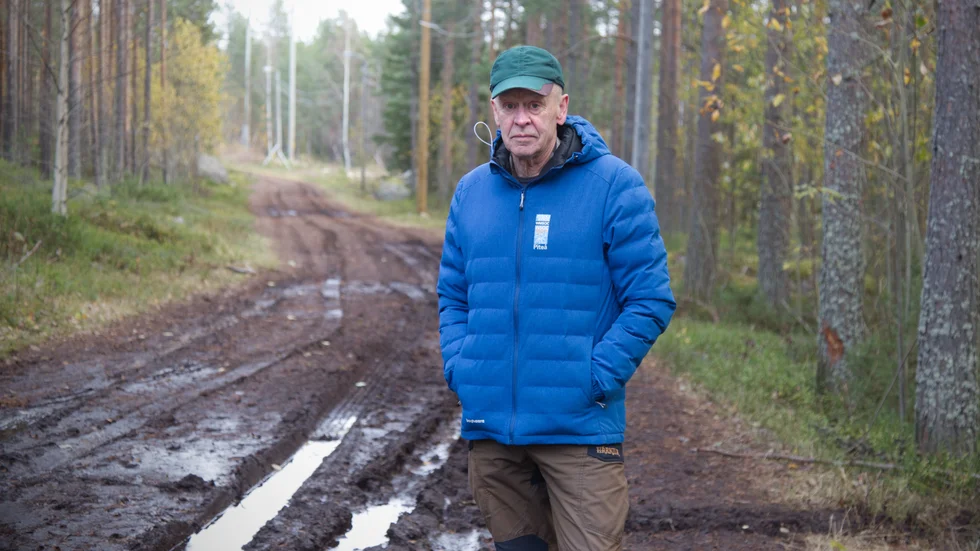 Per Christoffersson bor i närheten av spåret och är där flera dagar i veckan för att motionera, men i söndags möttes han av en tråkig syn då spåret var sönderkört en lång sträcka. "Det behövs någon typ av åtgärd för att hindra biltrafik", säger han.