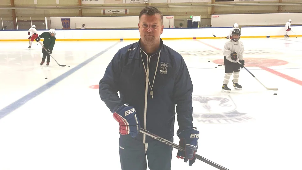 Jonas Oskarsson är ishockeyledare i HC Wettern och även fotbollsledare i VGIF och handbollsförälder i VHF. Nu är han Vadstena kommuns förste fritidsstipendiat.
