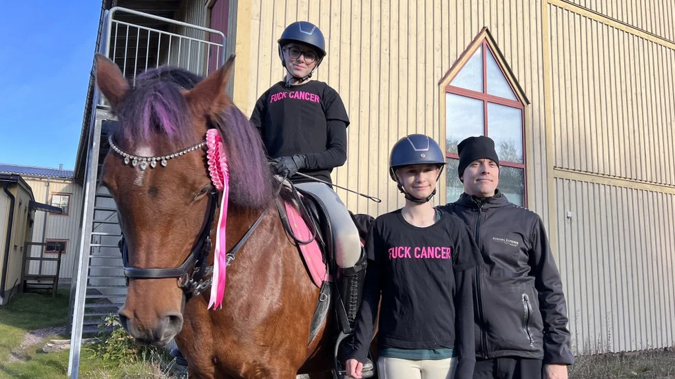 Tindra och Amanda Askling rider för sin pappa Lars idag. För ett år sedan diagnostiserades han med obotlig cancer. ”Hoppningen betyder lite extra idag, jag rider för pappa”, säger Tindra. 