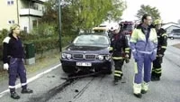 Den efterlyste psykpatienten från Västervik kom inte så långt med den stulna lyx-BMW:n. Efter att sladdande ha touchat bakvagnen mot en mötande lastbil kraschades den rakt in i en stenmur på en villatomt någon kilometer från Nilsson Bilhall i Vimmerby.