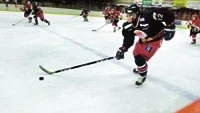 Jonas Rasmussen var en av VIK:s bästa spelare i går. Här stormar han mot Limhamns mål i matchen i Tjusthallen. Foto; MAGNUS GLANS