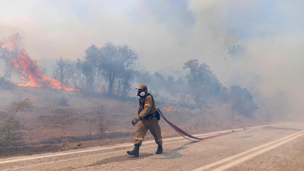 Omkring 300 brandmän kämpar mot lågorna.
