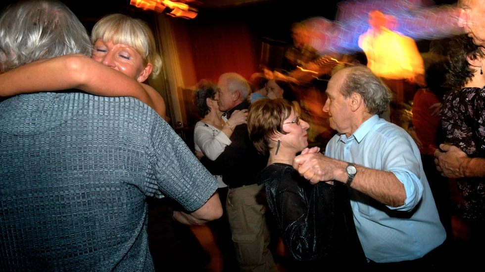 STOCKHOLM 20031213 - Dansbandet Mats Bergmans spelar för dansande par på dansgolvet i Mälarsalen  