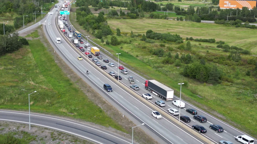 En olycka på E4 orsakade långa köer under fredagseftermiddagen.