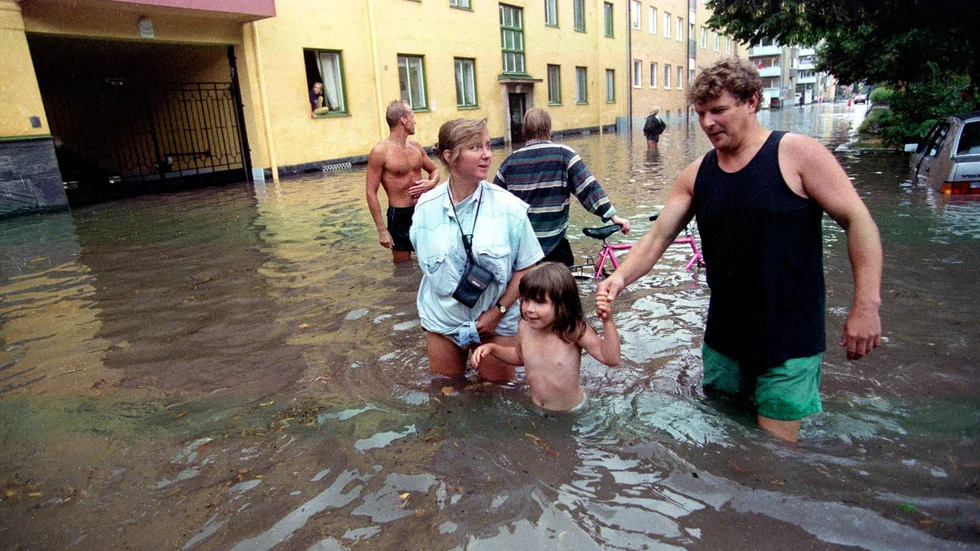 På Götgatan i Uppsala fick människor vada genom vattnet för att ta sig fram i samband med skyfallet 1997.