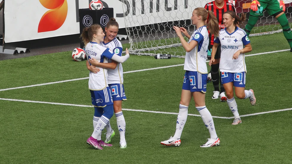 Nicole Robertson klappas om av Svea Rehnberg efter matchens första mål. 