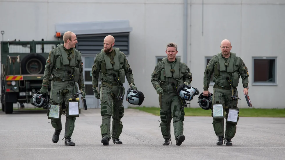 Försvarsminister Pål Jonsson (M), mitten till höger, och ministern för civilt försvar Carl-Oskar Bohlin (M), mitten till vänster, fick en ordentlig flygtur med JAS 39 Gripen vid besöket på F21 i Luleå.