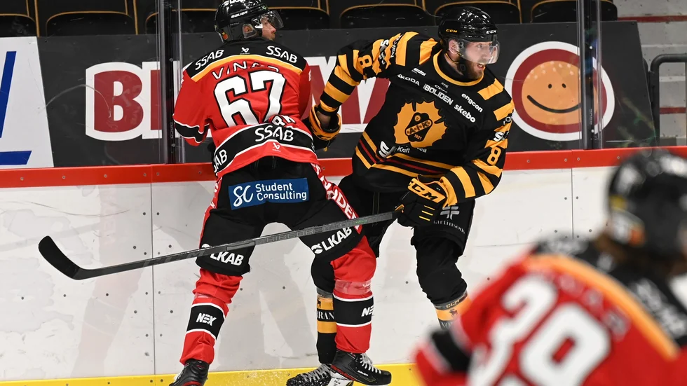 Petter Granberg i kamp med Luleås stjärna, Linus Omark.