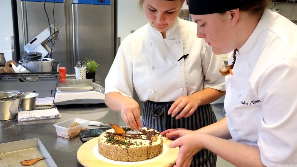 Hösttårta. Rodica Lövdahl och Rebecka Norrby har gjort en hösttårta med smak av nöt, citrus och päron.