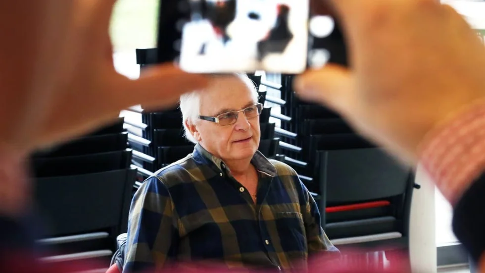 Ögonen på sig. Efter en lång rad besparingar har Tommy Gardell blivit den nämndsordförande som får flest samtal. Han tar gärna en diskussion, men när folk skriker glåpord efter honom på stan blir han illa berörd.