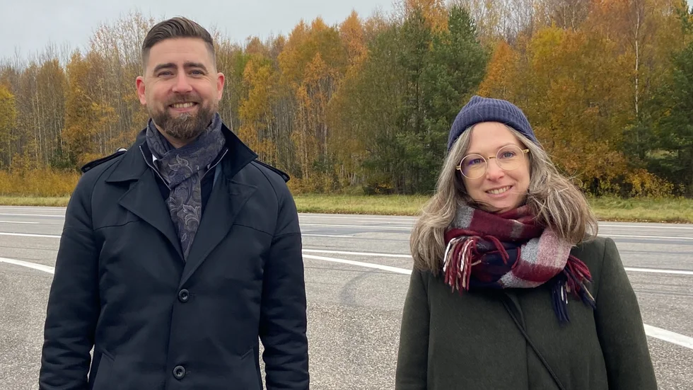 Daniel Frylmark och Karin Bjelkesjö, solution manager respektive kommunikationsansvarig på Scanias avdelning för självkörande fordon.