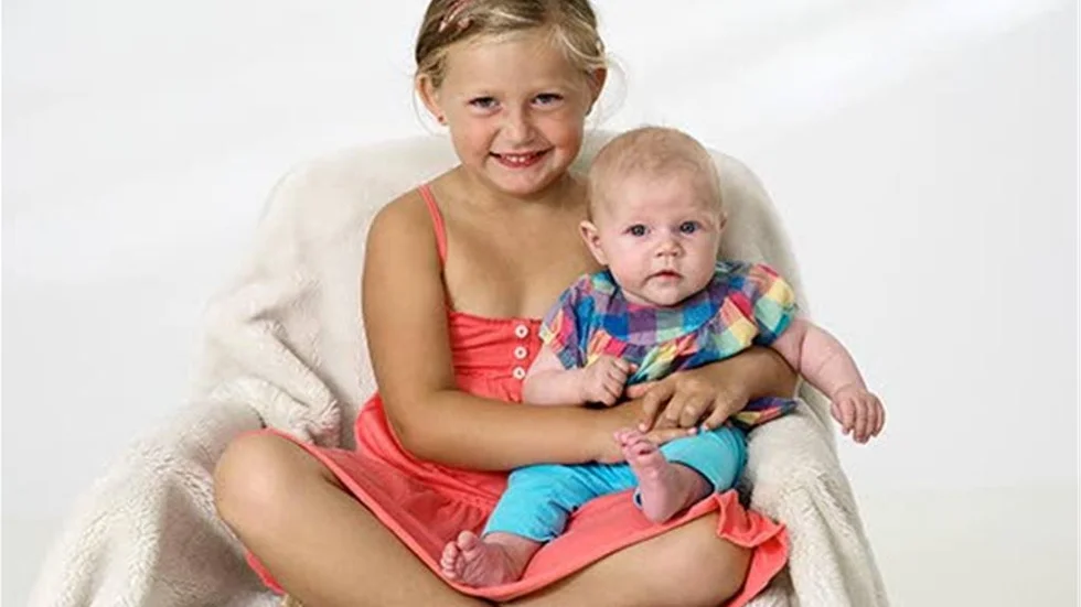 Anna Holmertz och Patrik Bruzda, Motala, fick den 9/5 dottern Lo. Längd 50 cm, vikt 3 970 g. Storasyster heter Emie, 5 år. Foto: Studio Liverpool & Dacke