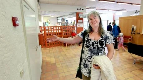 Bra plats. Sjukgymnasten Anna Berlin skulle gärna se en hjärtstartare mittemot receptionen på Korpen.Foto: Rolf Jönsson